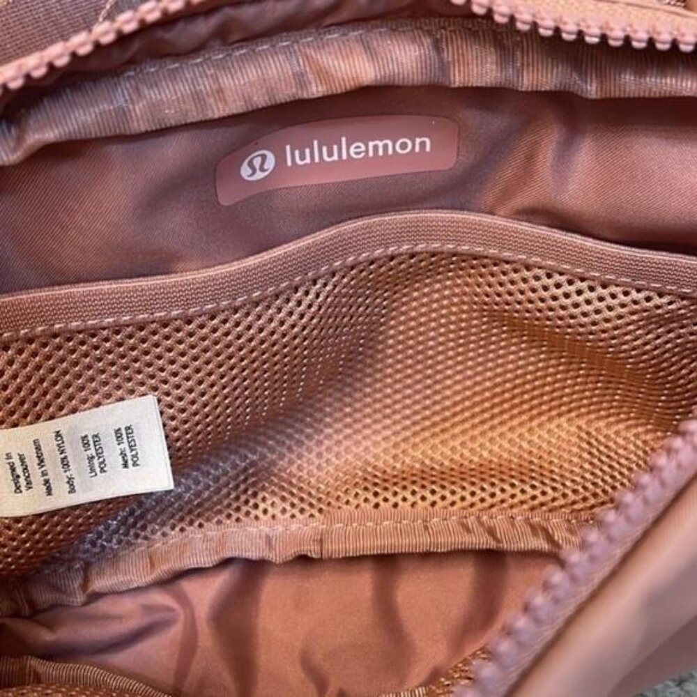 Lululemon belt bag Pink color Fanny bag , Brand NWT - Picture 3 of 3